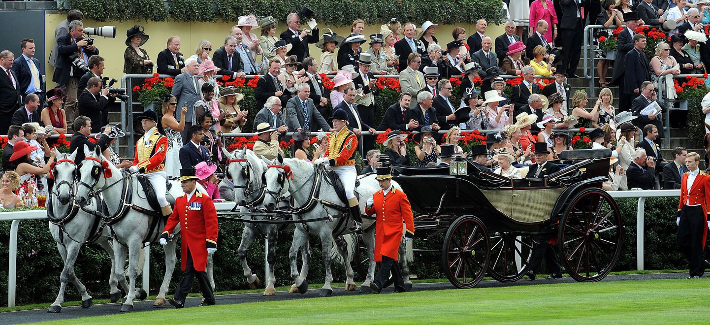 Briti kuningliku perekonna liikmed külastamas maailmakuulsat Royal Ascot – nimelist hobuste võiduajamist. Pildil saabuvad võiduajamisele kuninganna Elizabeth II ja prints Phillip.