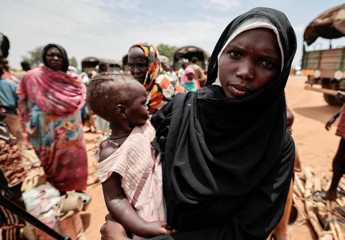 20-aastane Amani Abdullah koos lapsega põgenes Sudaani Darfuri regioonis asuvast El Geneinast üle piiri Tšaadi. Naise sõnul tapsid Kiirtoetusjõudude mässulised tema abikaasa nende kodus. 