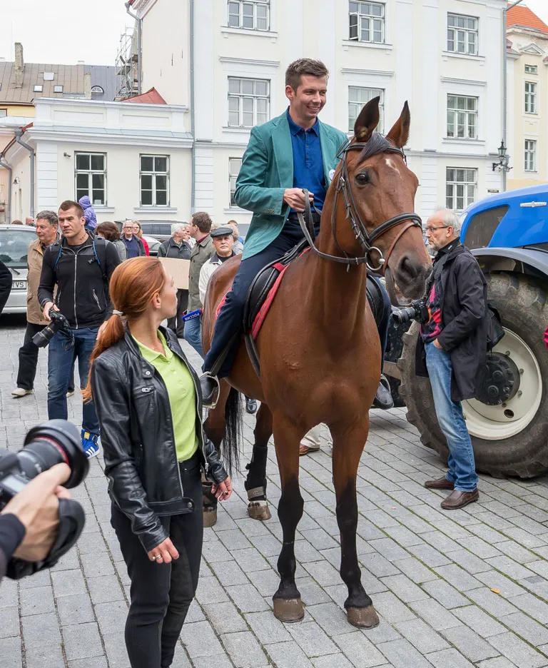 Repinski hüppas põllumeeste meelavaldusel hobuse selga. Foto: