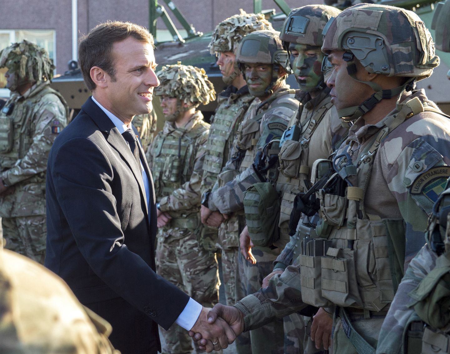 Emmanuel Macron kohtumas Tapal Prantsusmaa sõduritega.
