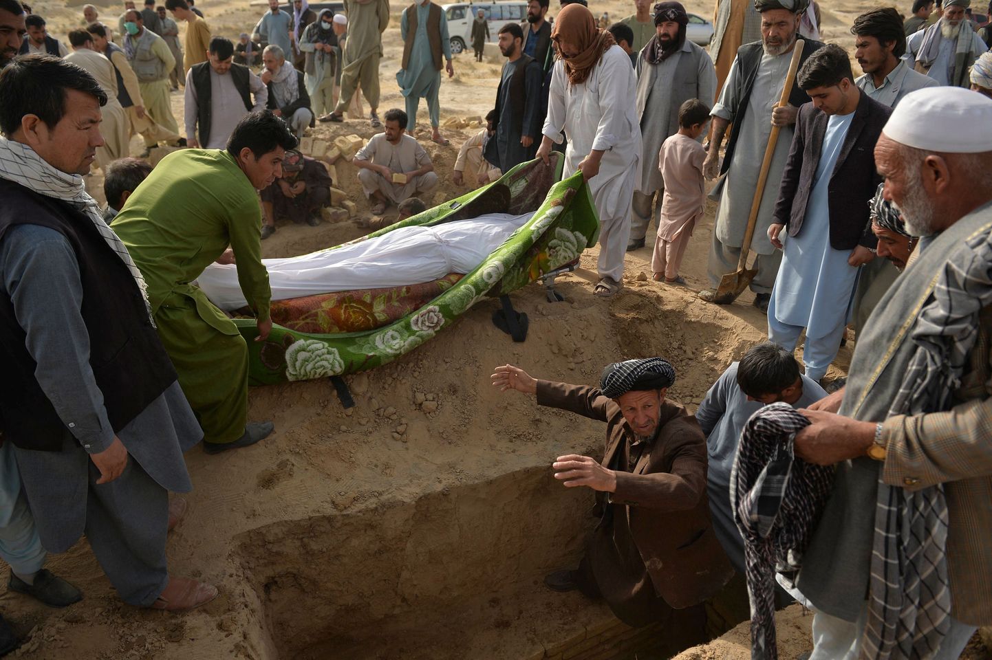 Kunduzi mošeerünnaku ohvrite matused.