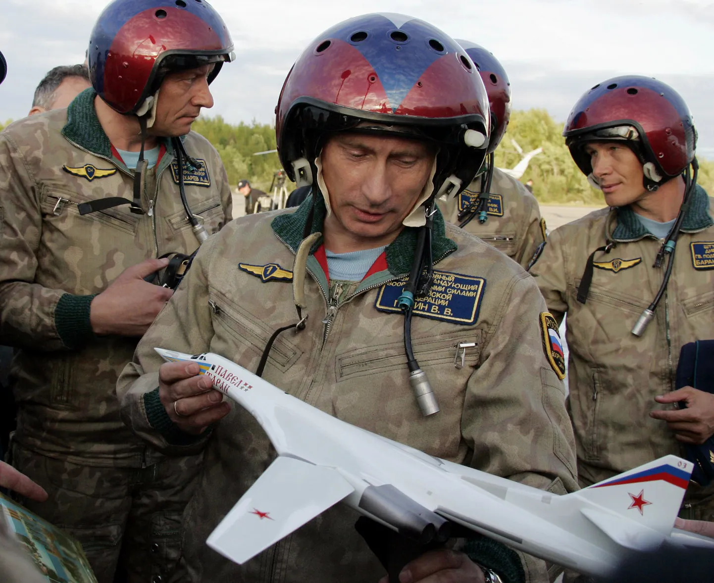Piloodikostüümis Putin Vene pommitajast Tu-160 tehtud mudeliga.