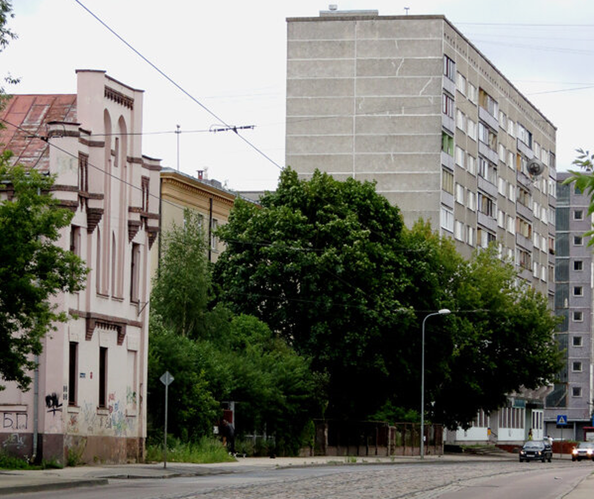 Типичное соседство старых рижских предместий - исторические дома у подножия панельных многоэтажек. На снимке - район Краста за Московским форштадтом. 