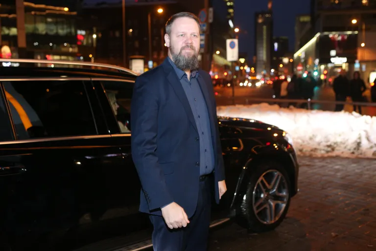 Genka saabub filmi "Klassikokkutulek 2" esilinastusele