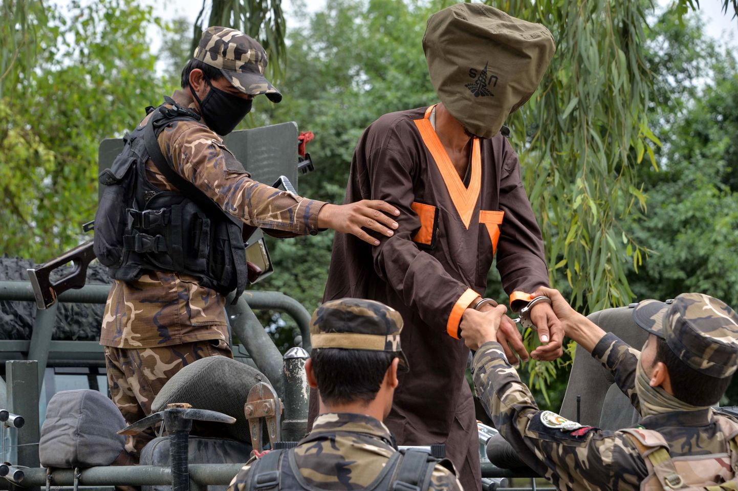 Afganistani julgeolekutöötajad Talibani terroristi vedamas.