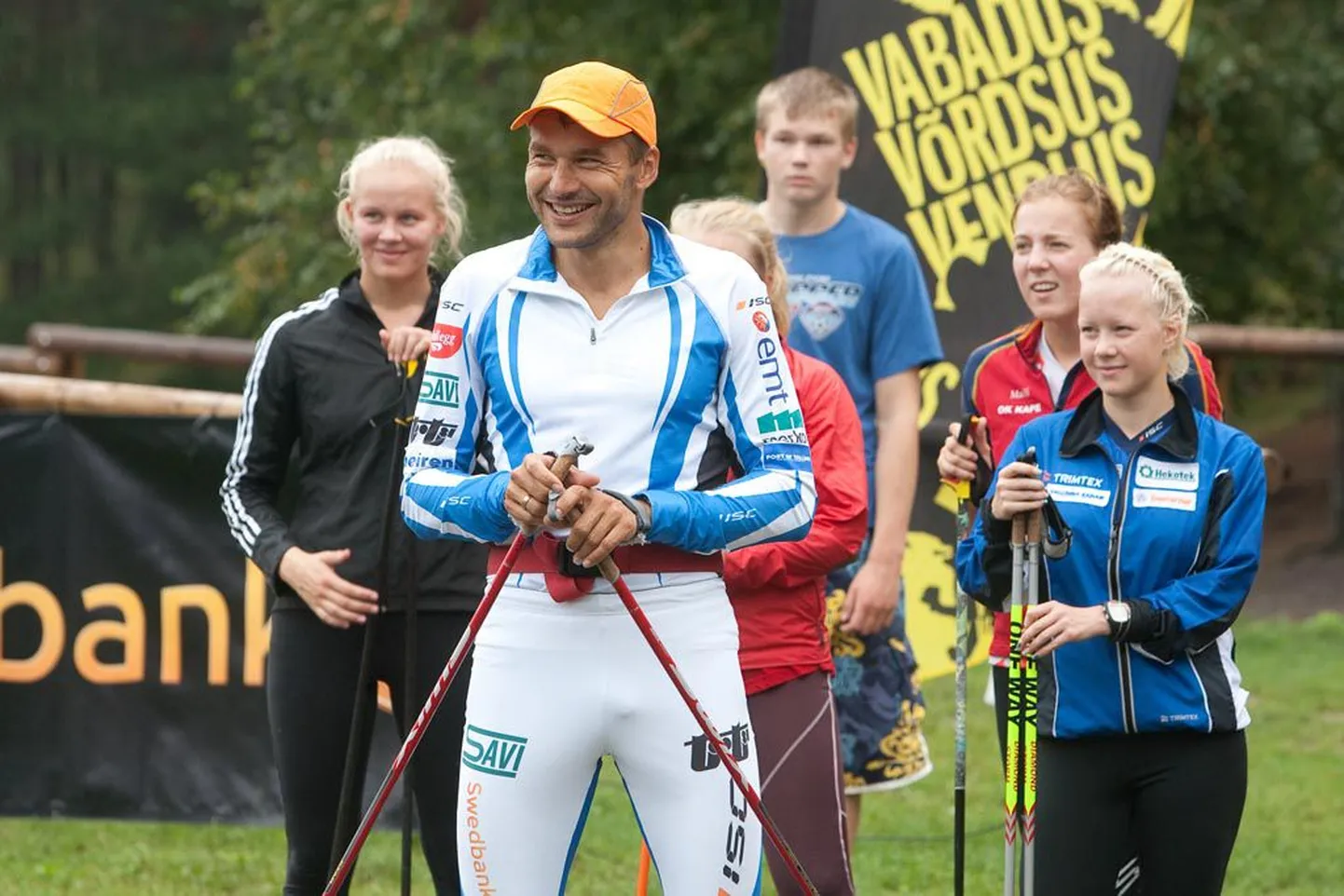 Noortele jagas suusatarkust Andrus Veerpalu (esiplaanil).