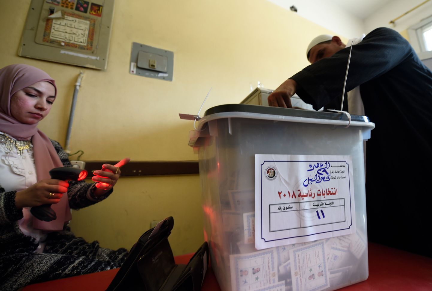 Egiptlane täneuvstel presidendivalimistel oma häält andmas.