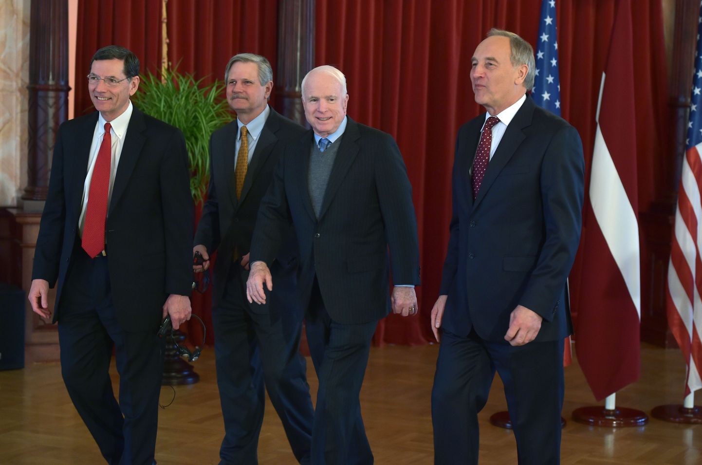 John McCain ja teised USA senaatorid kohtumas Läti presidendiga.
