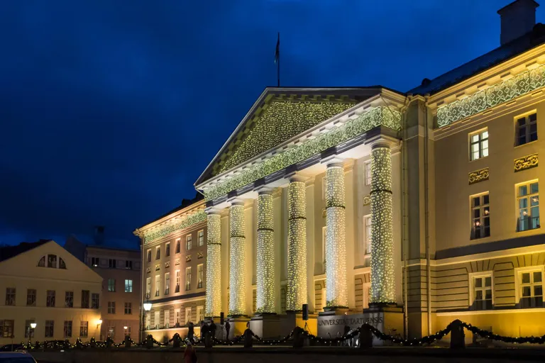 Tartu Ülikool valguskaunistustega