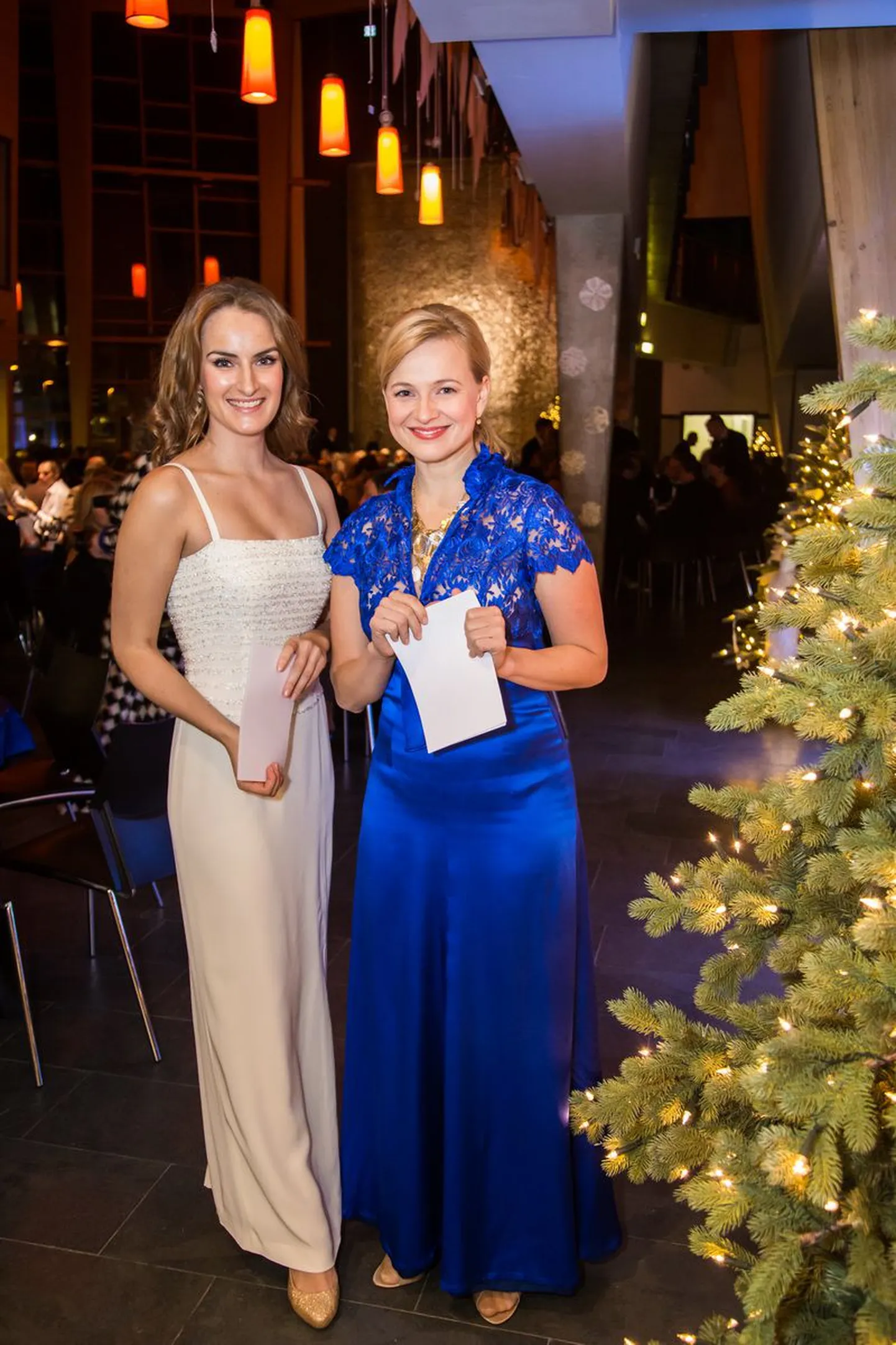 GALERII! Viimsi aastalõpu heategevusball Viimsi Koolis 6.detsembril, 2014. Tänavuse heategevusballi õhtujuhid olid Maria Listra ja Hanna-Liina Võsa.