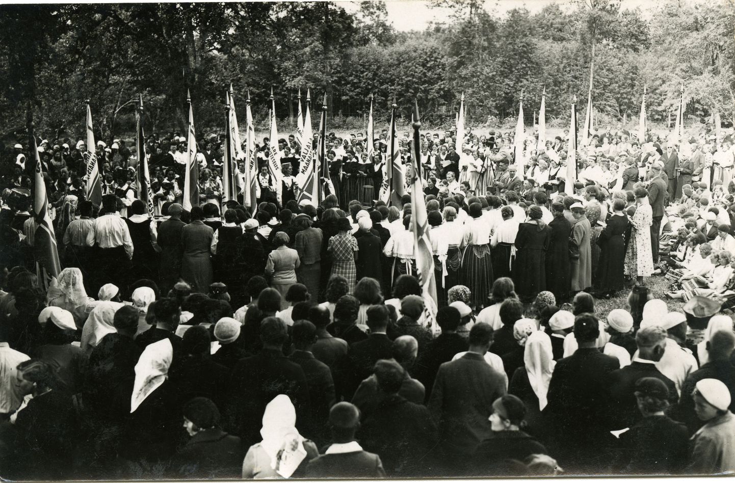 Saaremaa maanaiste seltside lippude ühine õnnistamine. 12. juuni 1937.