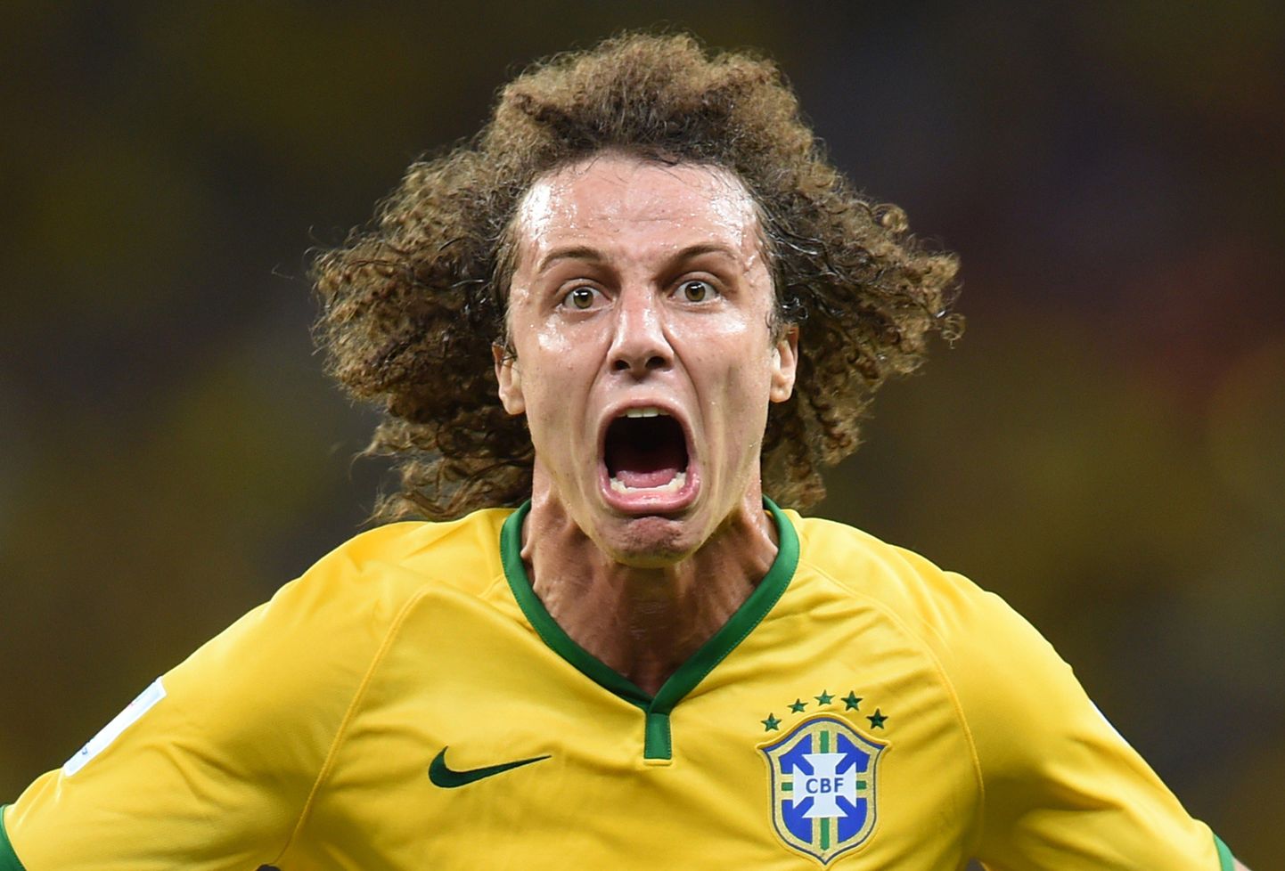 David Luiz eilset väravat tähistamas.
