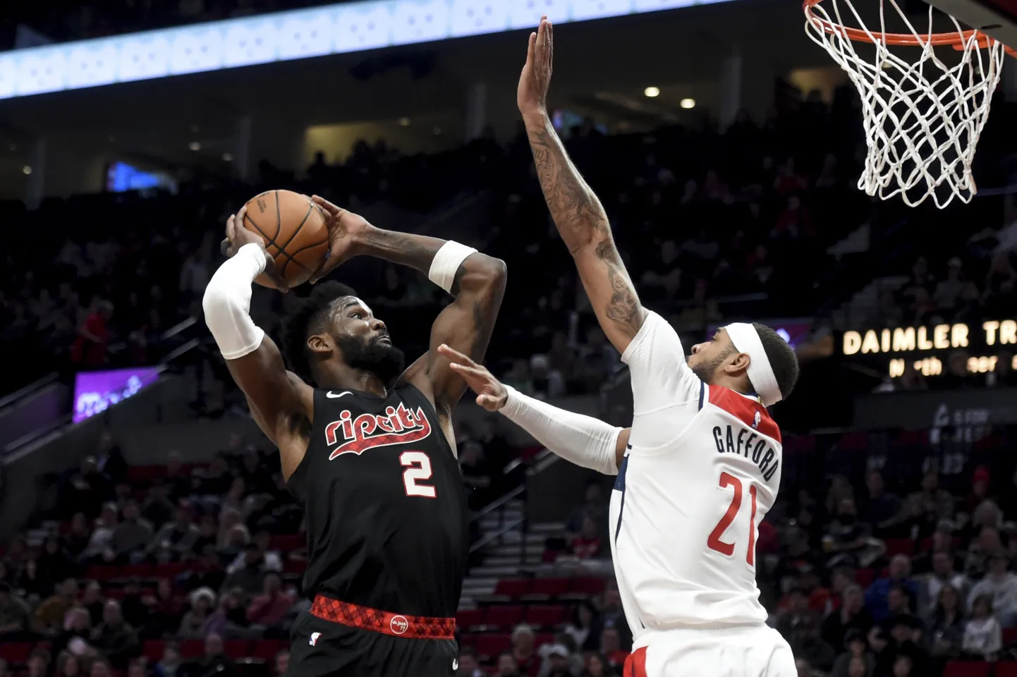 Deandre Ayton (mustas) palli korvi surumas.
