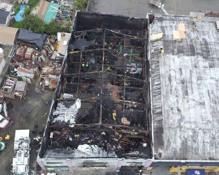 Oaklandis tuleroaks langenud laohoone, kus korraldati tehnopidu
