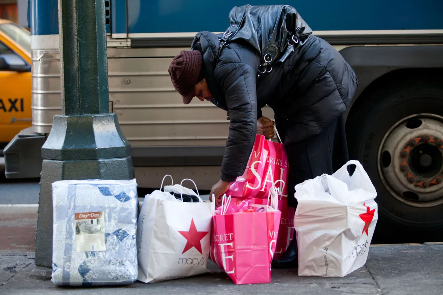 Naine New Yorgis mullu detsembris ostukottidega askeldamas.