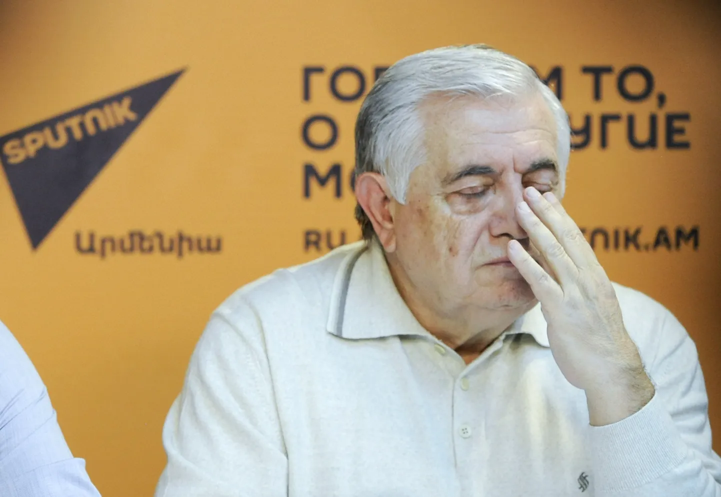 Armeenia endine president Robert Kotšarjan reedel Jerevanis pressikonverentsil.
