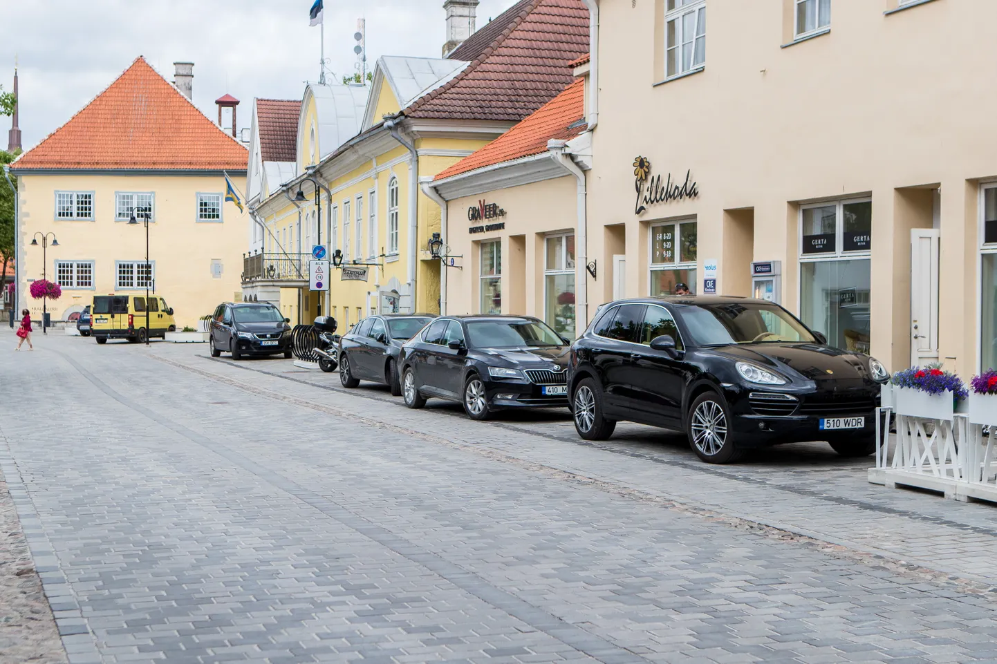 Parkimine Kuressaare kesklinnas. Foto on illustreeriv