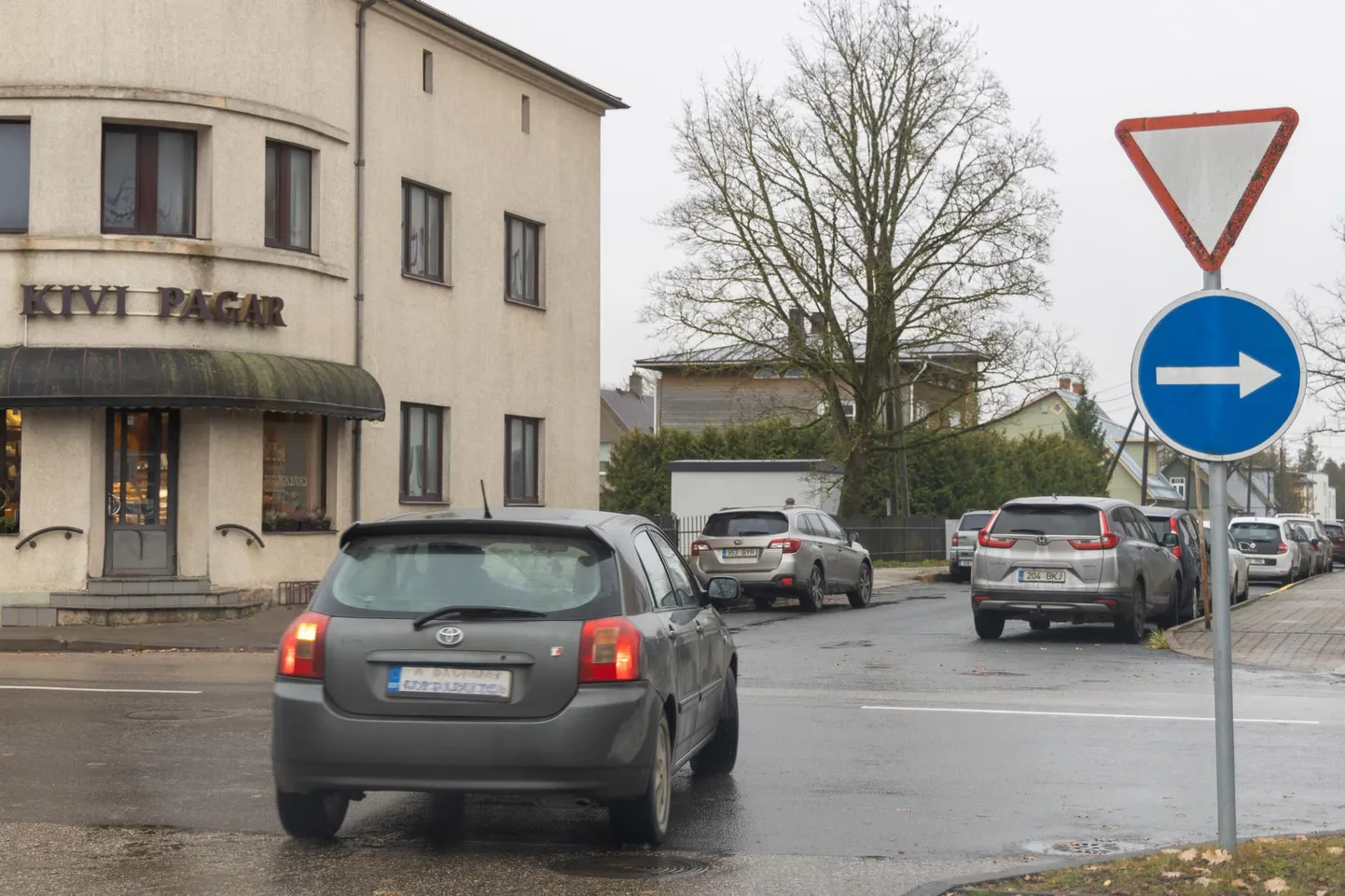 Fotograaf jälgis parklast väljumist teisipäeva hommikul veerand tundi ning selle ajaga eiras märki «Kohustuslik sõidusuund paremale» kolm juhti, kellest üks liikus otse ja kaks keeras vasakule.