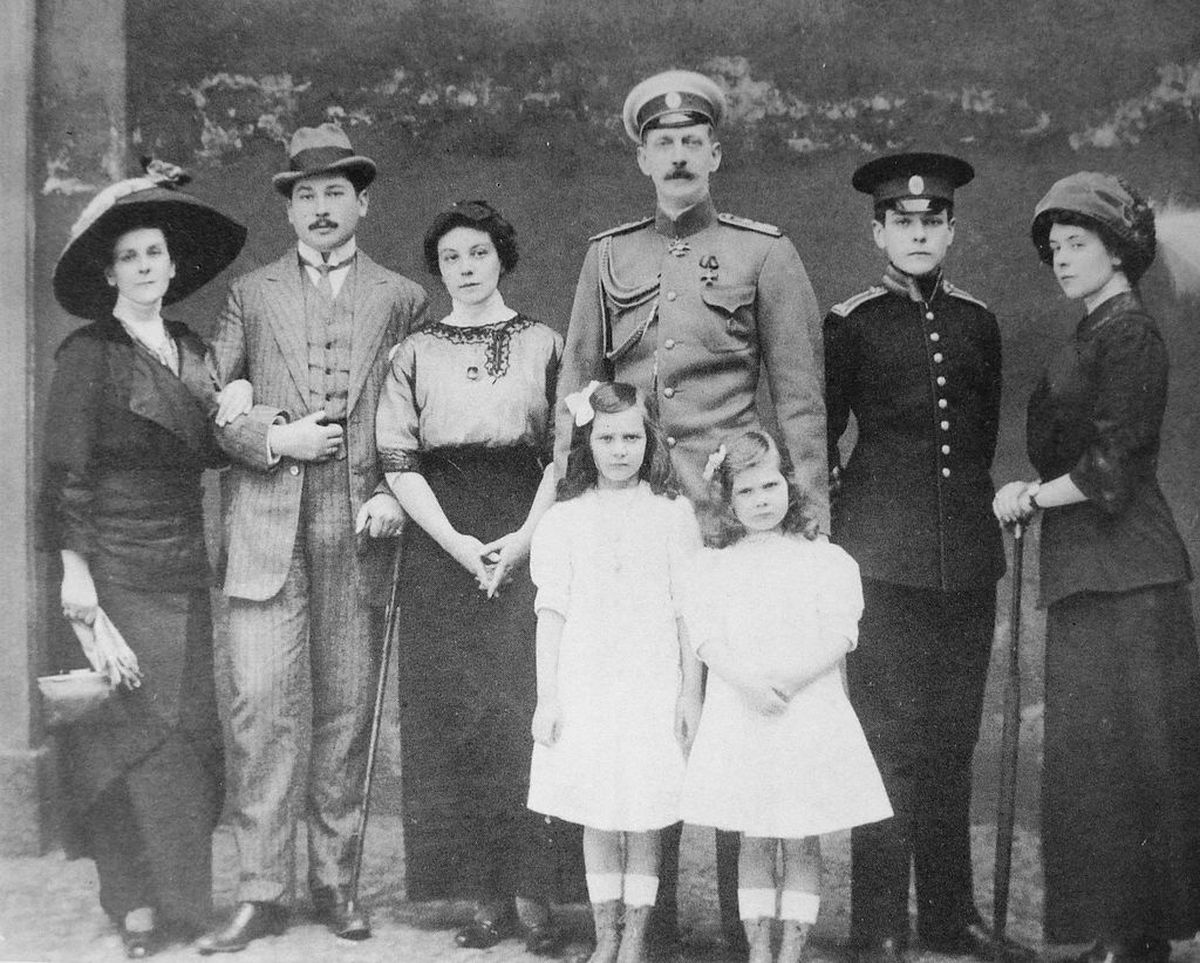 No kreisās: grāfiene O.V. Hohenfelsena (no 1915. gada princese Paleja), viņas dēls no pirmās laulības Aleksandrs Pistolkorss un meita Marianna Pistolkorsa, lielkņazs Pāvels Aleksandrovičs ar meitām Irinu un Natāliju un dēls Vladimirs, meita no pirmās laulības, grāfiene Olga Kreuca.