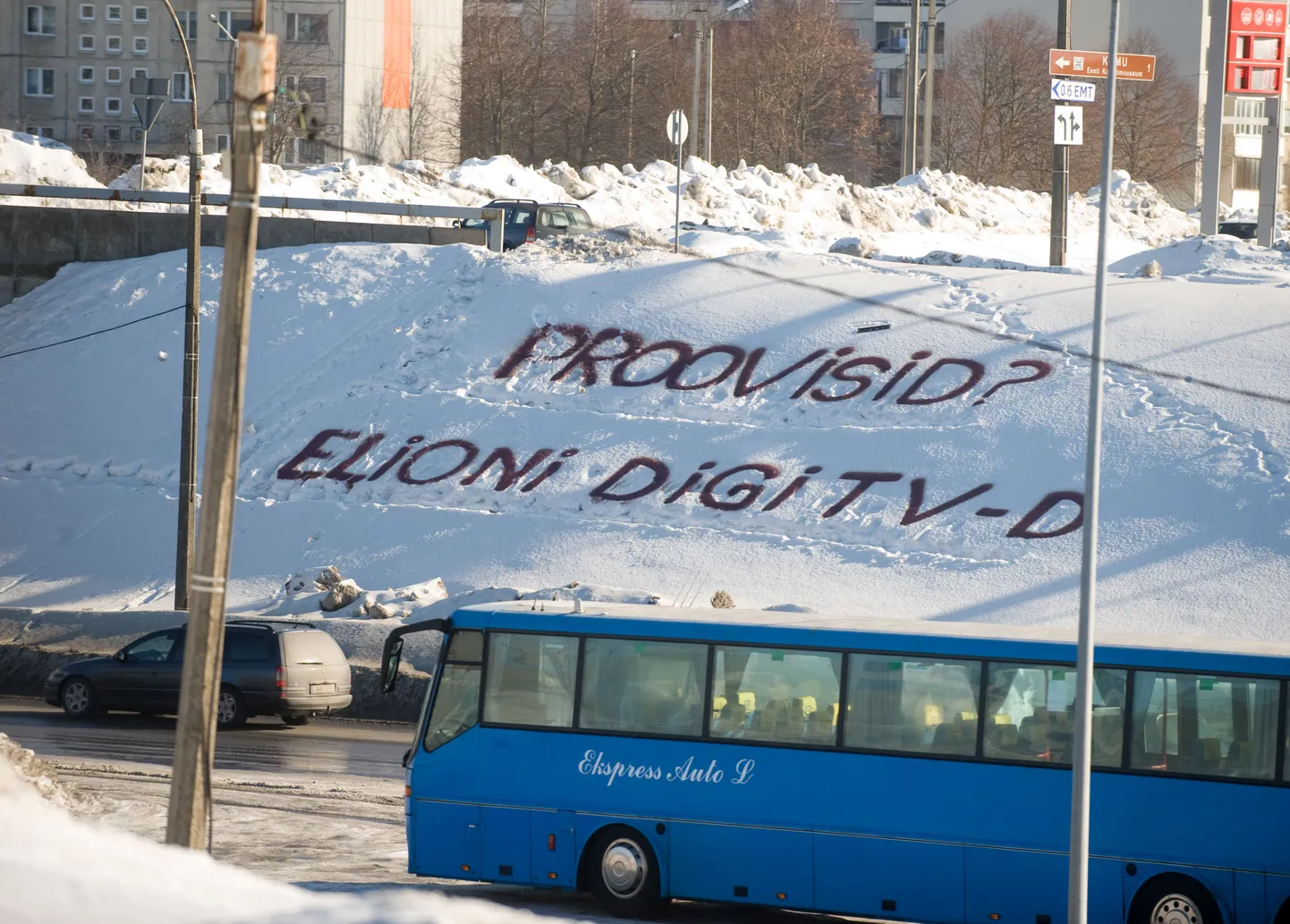 Laagna teel Võidujooksu silla lähedal on lumele maalitud Elioni digi-tv reklaam.