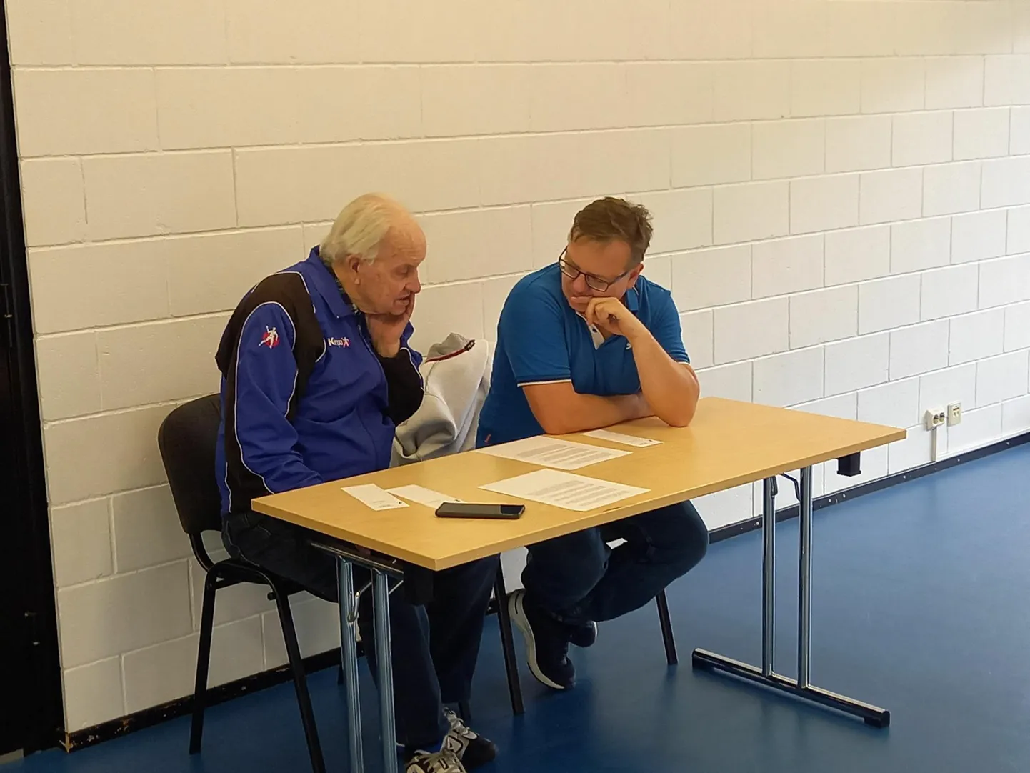Kavas on ikka olnud ka mälumäng. Pildil ragistavad ajusid mängude ellukutsuja Ülo Mere (vasakul) ja Valgamaa spordiliidu tegevjuht Tiit Kattai.