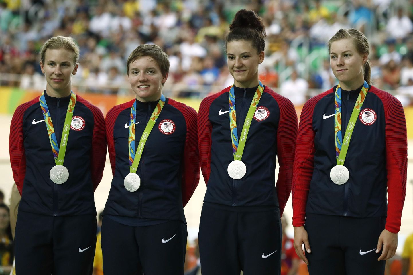 Kelly Catlin (vasakult teine) koos koondisekaaslastega Rio olümpia poodiumil.
