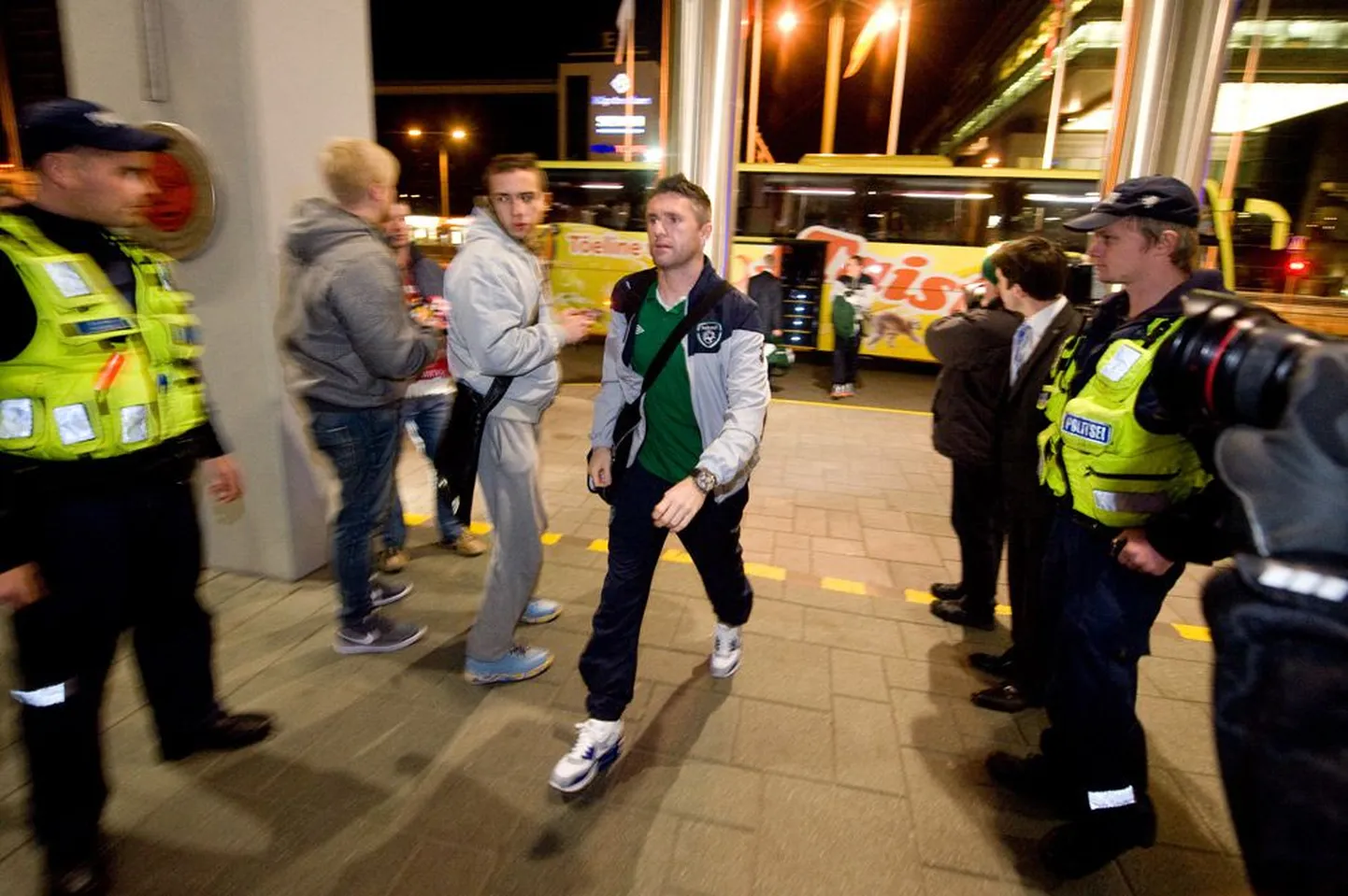 Iirimaa jalgpallikoondise suurim väravakütt lõppenud EM-valiktsükli põhiturniiril Robbie Keane saabus koos  kaaslastega Tallinna õhtupimeduses.