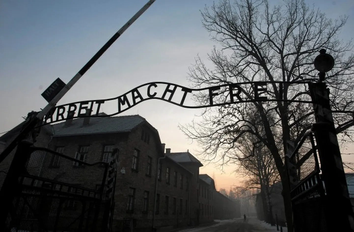Nacistu sauklis "Arbeit macht frei" ("Darbs dara brīvu") pie Aušvicas koncentrācijas nometnes