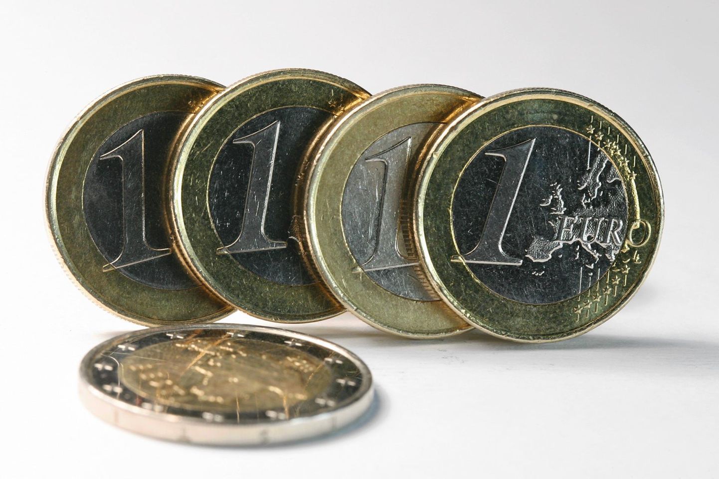 Монеты в один евро. Снимок иллюстративный.