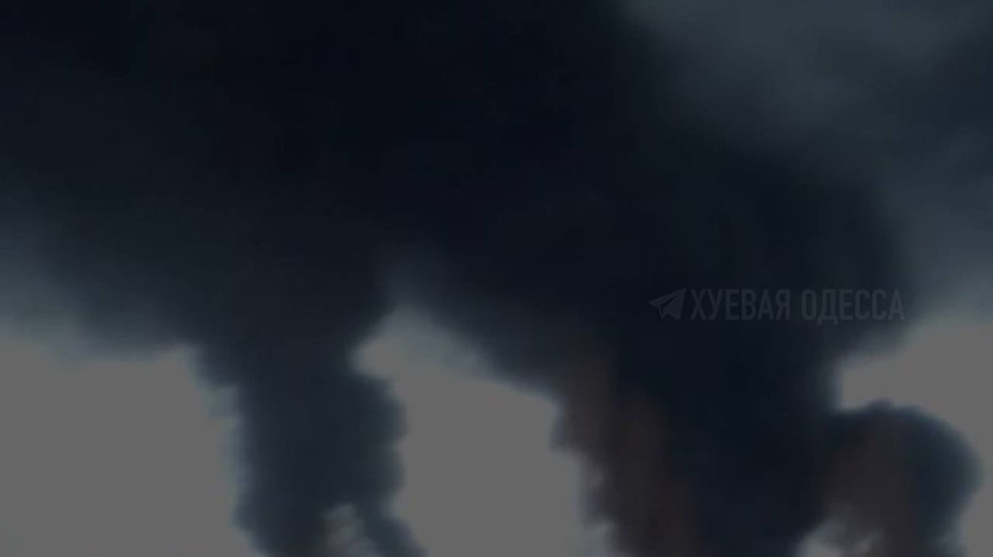 Dūmi Odesā pēc raķešu uzbrukuma.