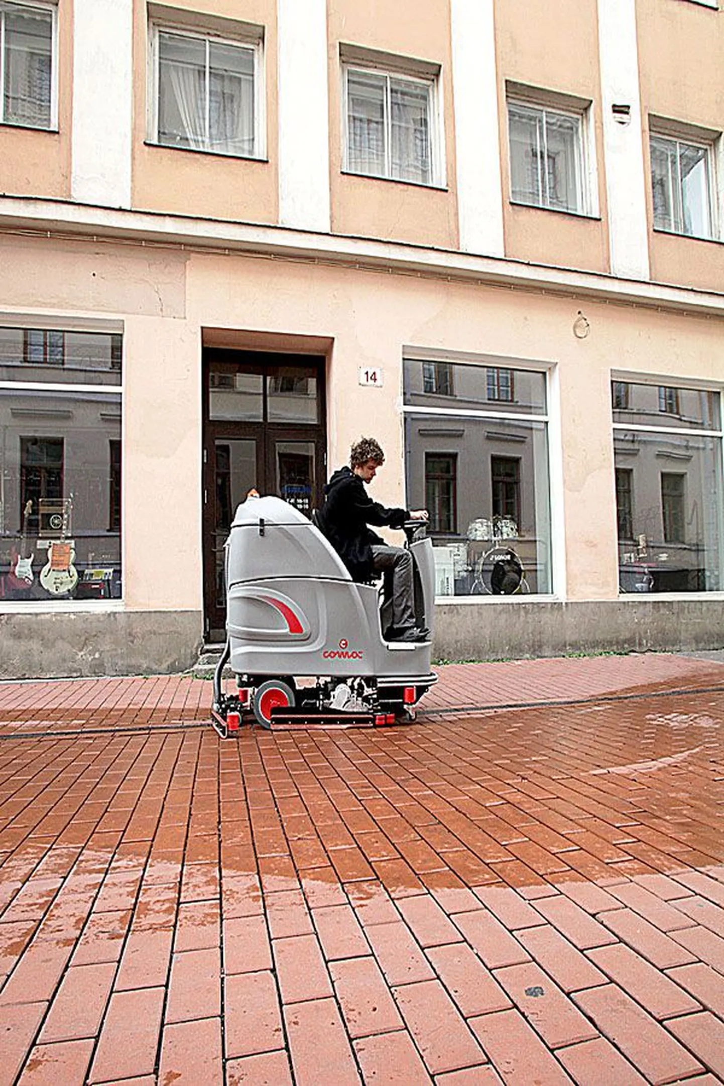 Juuni alguses katsetati Rüütli tänaval elektrilist tänavapesumasinat.