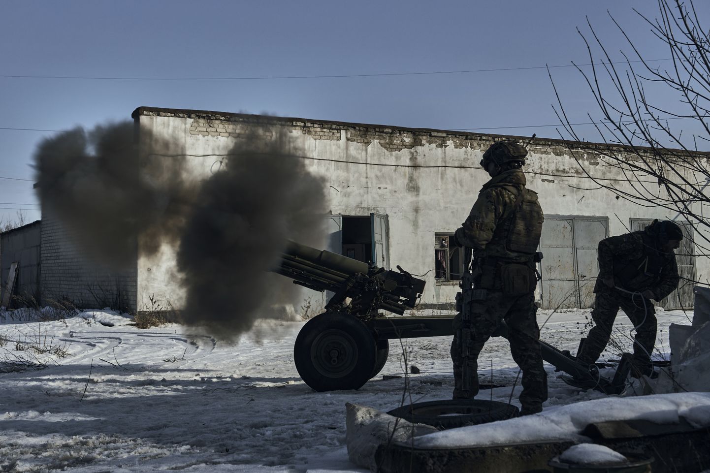 Ukraina sõdur tulistab Itaalia päritolu OTO-Melara Mod 56 haubitsast Donetski oblastis Avdijivka juures.