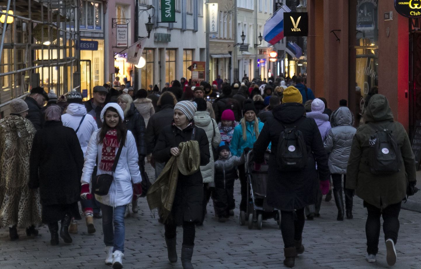 Туристы в Старом Таллинне.