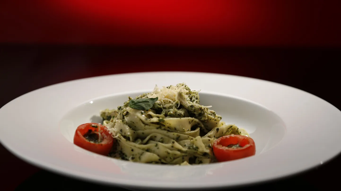 Kanapasta pesto ja täidetud tomatitega