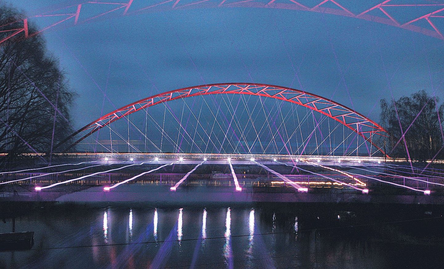 Kui Emajõe sild 2009. aastal valmis, sai see külge imelise valgusmängu, nüüd on sild pime.