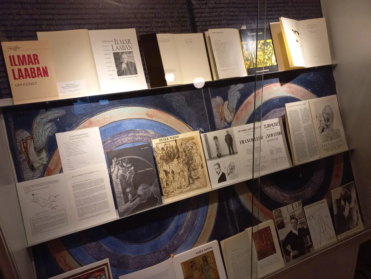 Näitus Ilmar Laabanist kui kunstiteadlastest TLÜ Akadeemilise Raamatukogu trepigaleriis.