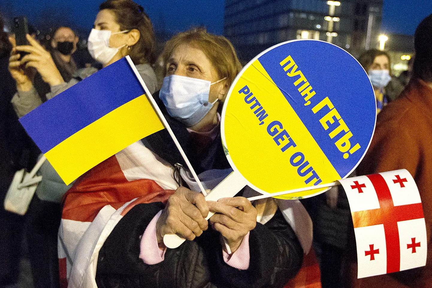 Gruzīni protestē pret Krievijas iebrukumu Ukrainā.