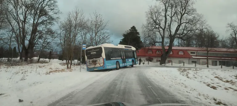 У мызы Сака два автобуса один за другим съехали с дороги.