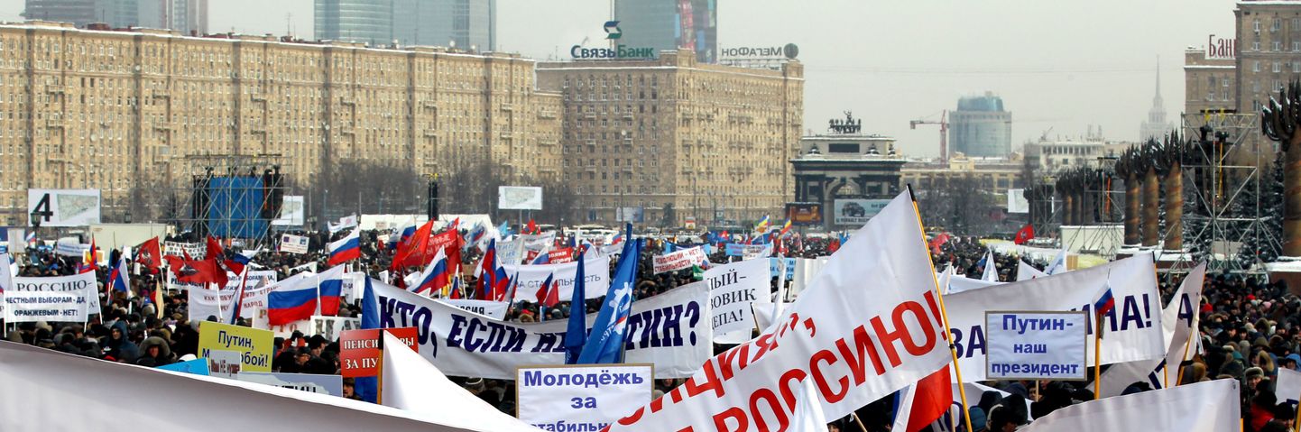 Vladimir Putini poolehoidjate meeleavaldus Poklonnaja mäe sõjamemoriaali juures Moskvas.