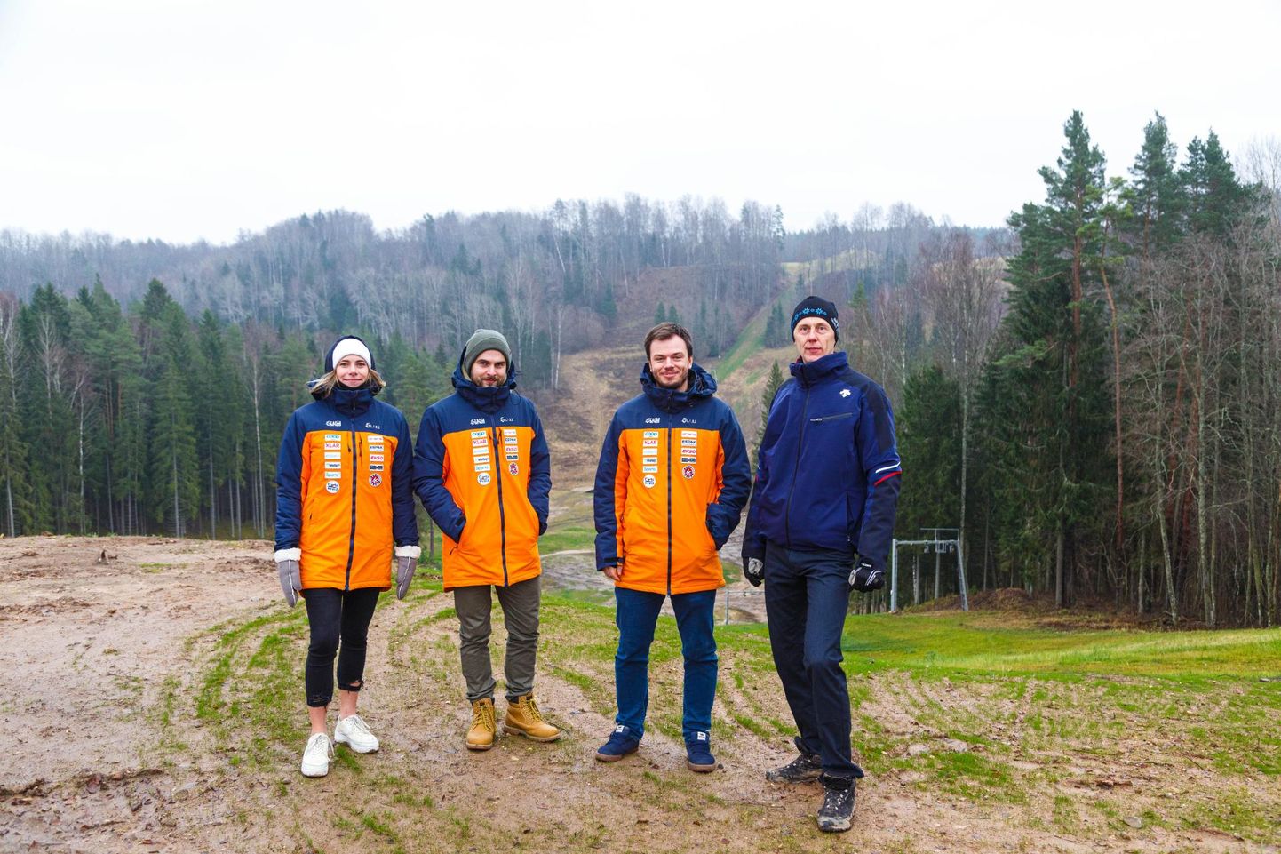 Anna-Liisa Kärson (vasakult), Kaarel Grünberg ja Ranek Koni klubist Tartu Slalom ning Kütioru puhkekeskuse tegevjuht Imre Viilukas tahavad koos mäesuusatamist arendada.