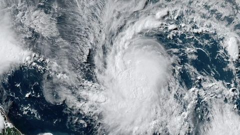 В Атлантическом океане формируется ураган третьей категории