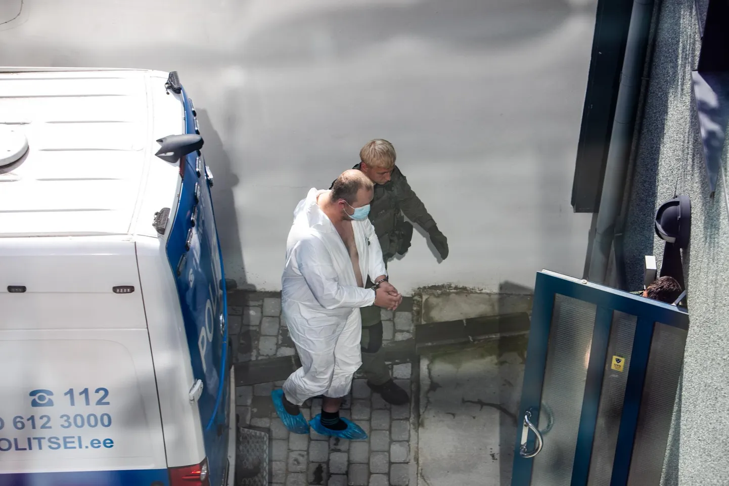 Lihula tulistaja Mikk Tarraste (valges) möödunud aastal sisenemas kohtuhoonesse.