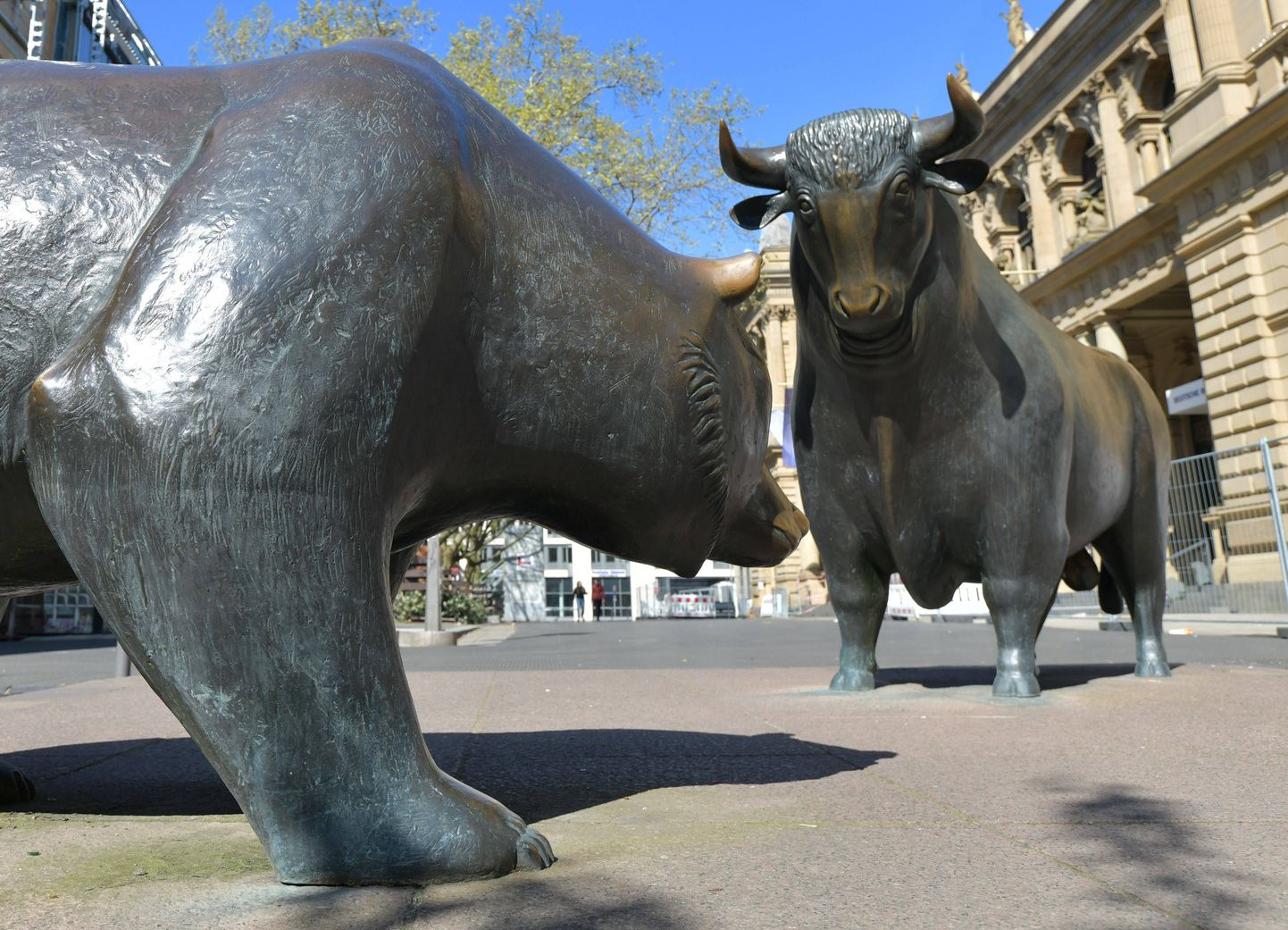 Börsipull ja -karu Frankfurdi börsi ees