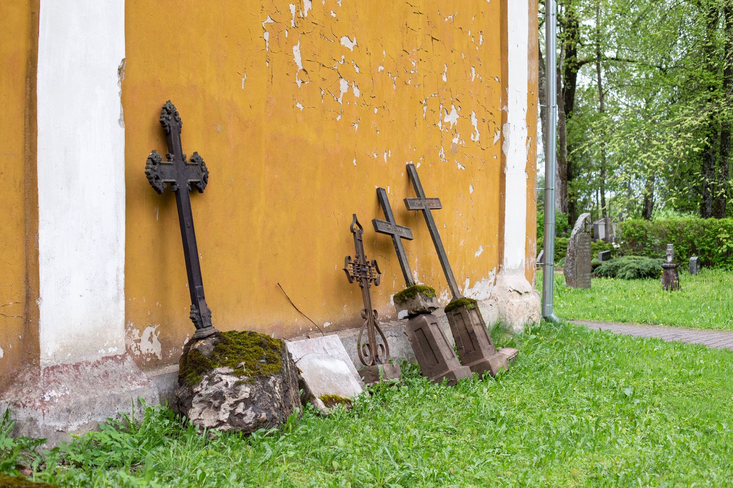 Põhjarannik kirjutas suvel laastamistööst Jõhvi kalmistu ajaloolises osas, kus haudadelt on kistud välja vanu riste ning teisi hauatähiseid, mis on veetud kabeli seina najale.