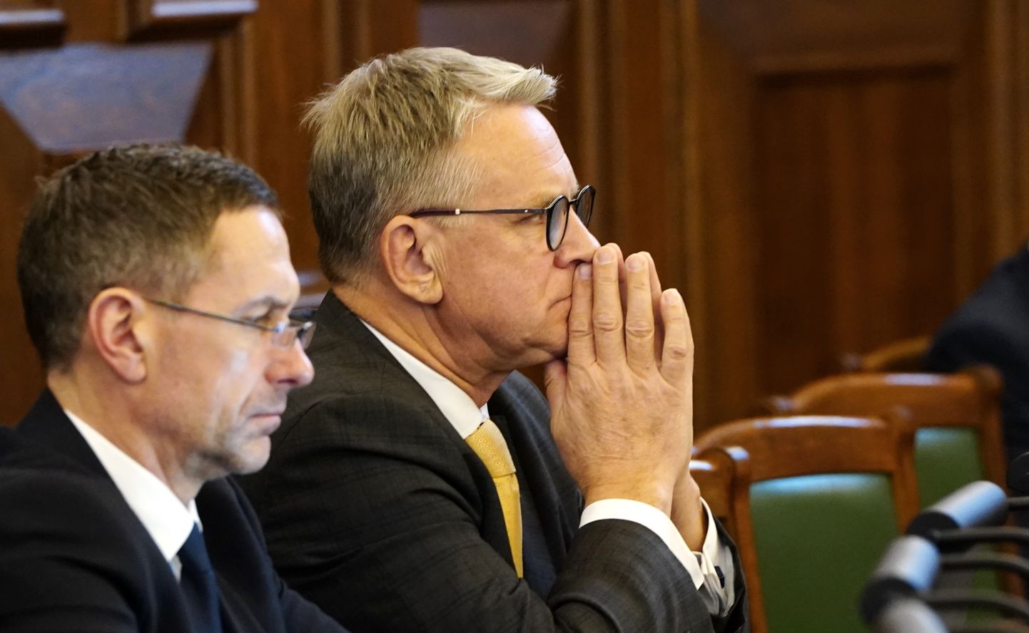 Saeimas deputāti Uģis Mitrevics (no kreisās) un Nauris Puntulis Saeimas sēdē, kurā turpina skatīt 2024. gada valsts budžetu un budžeta ietvaru 2024., 2025. un 2026. gadam.