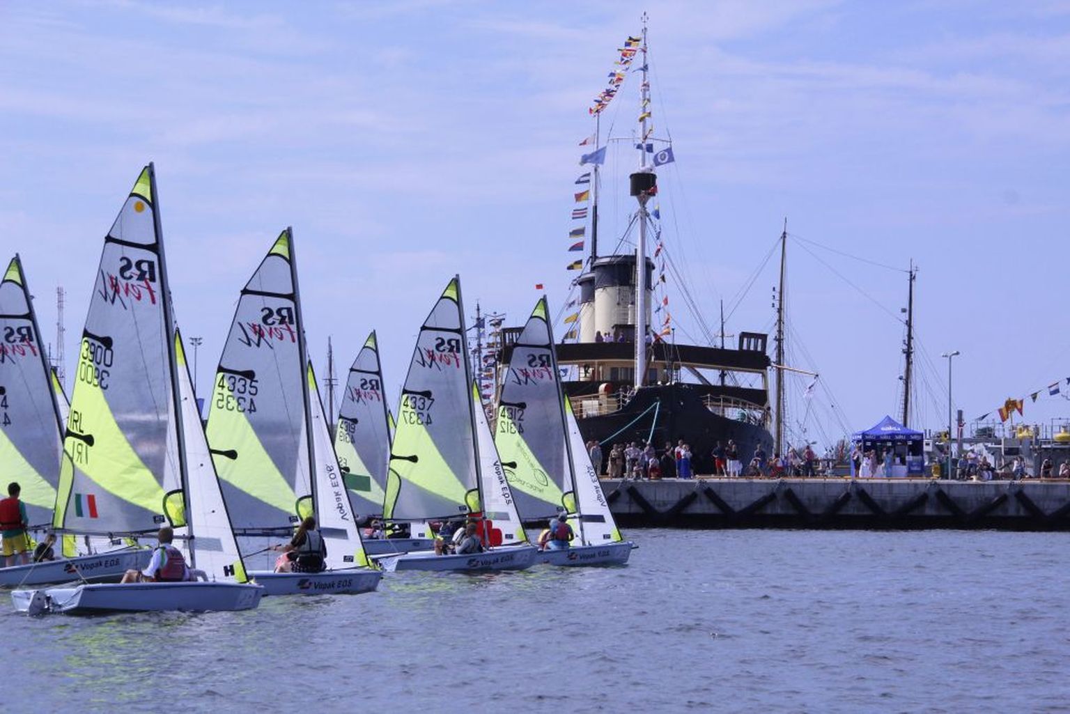 RS Feva purjekad Tallinna Merepäevadel publiku ees purjetamas