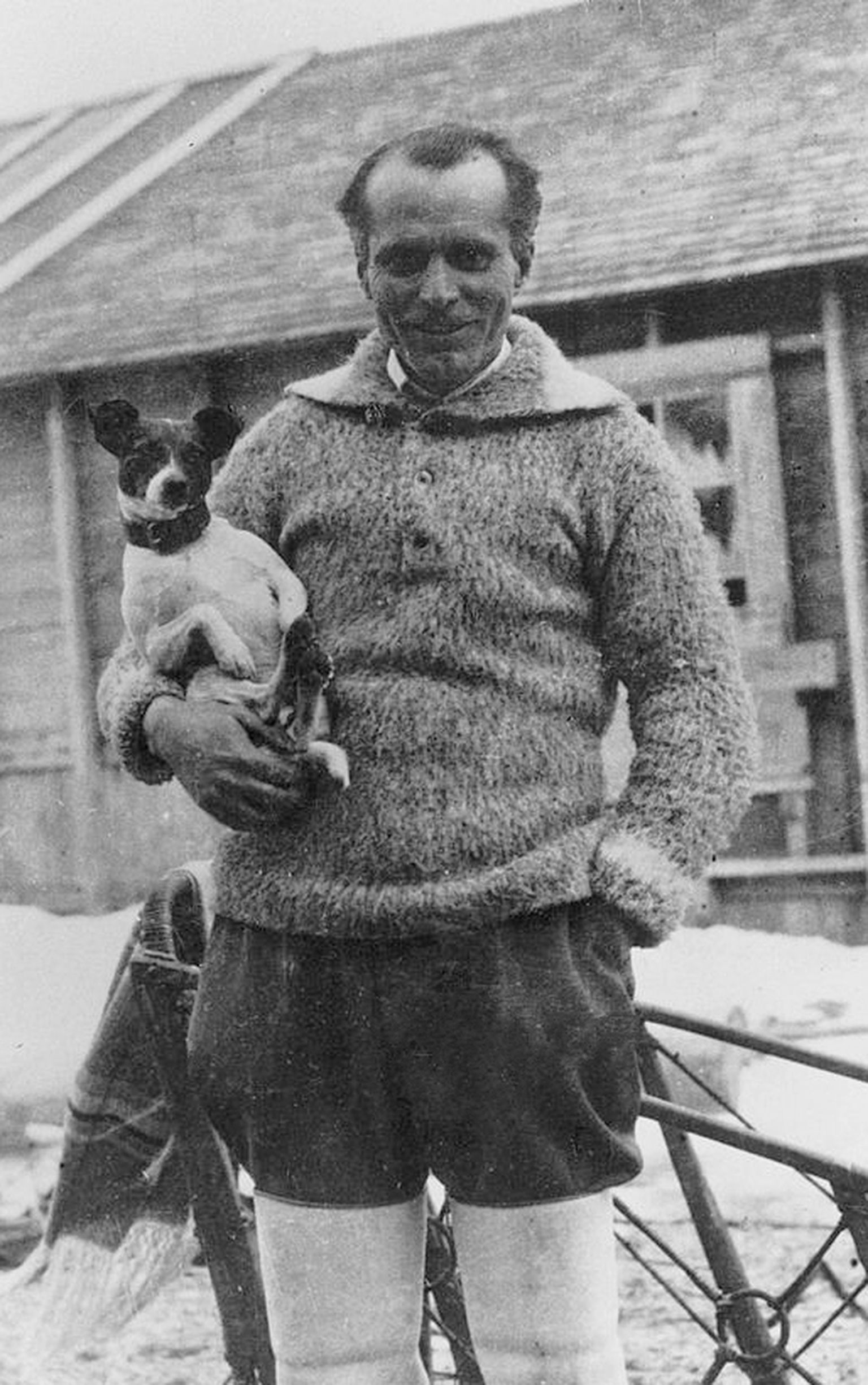Maadeavastaja Umberto Nobile oma koera Titinaga.