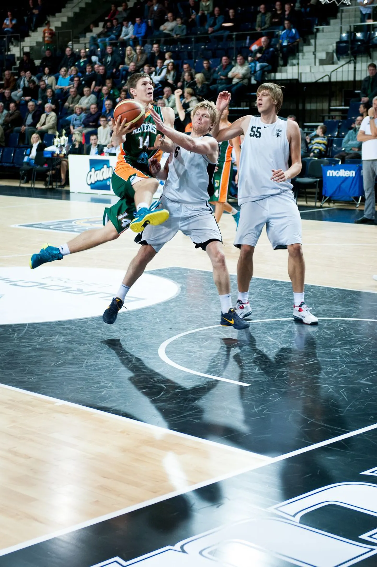 Tartu Rocki mängumehed Gert Dorbek (nr. 6) ja Uros Lukovic (nr. 55).