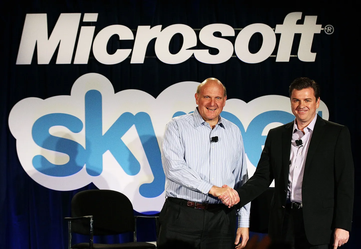 Глава Microsoft Стив Баллмер (слева) и глава Skype Тони Бэйтс.