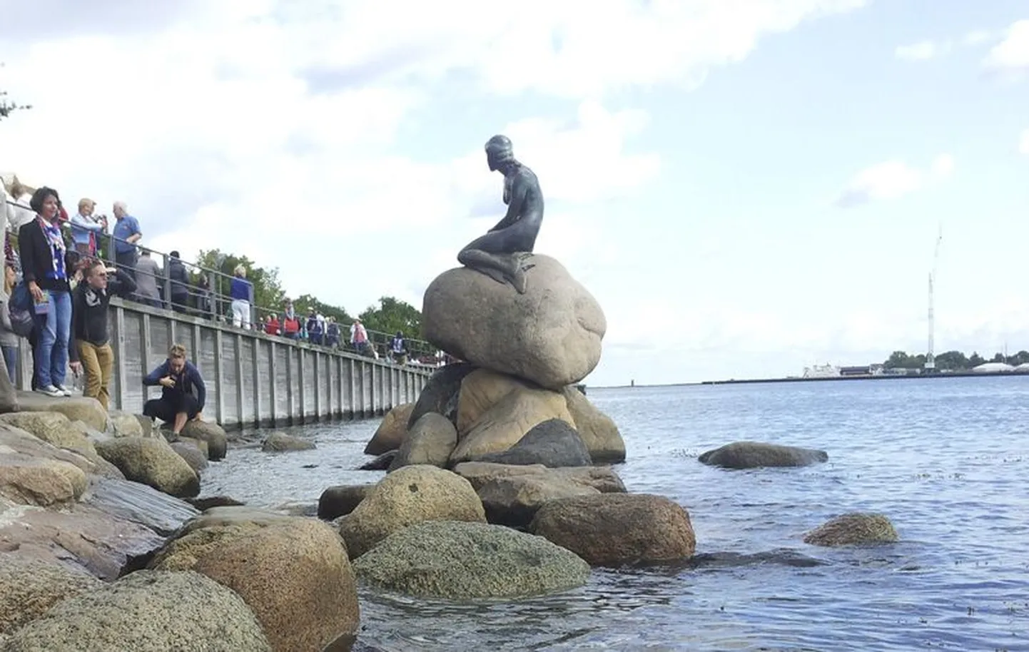 Väikese Merineitsi kuju meelitab enda juurde hordides turiste.